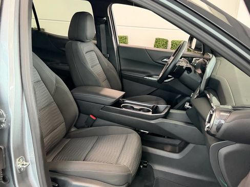 Used 2025 Chevrolet Equinox LT w/ Safety and Technology Package FWD image 18