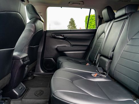 Used 2020 Toyota Highlander XLE AWD/4WD image 23