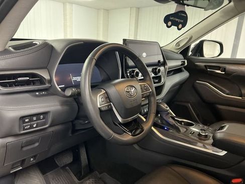 Used 2024 Toyota Highlander Limited AWD/4WD image 10