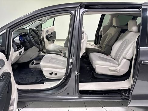 Used 2018 Chrysler Pacifica Touring Plus FWD image 9