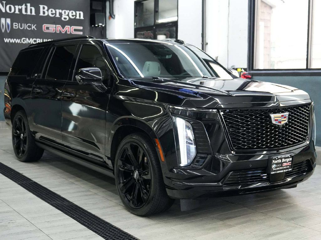 Used 2025 Cadillac Escalade ESV Sport Platinum AWD/4WD image 3