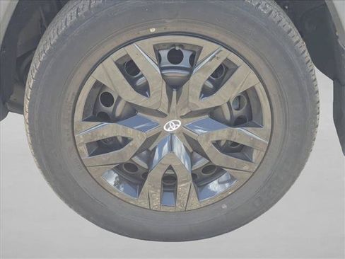 Used 2021 Toyota RAV4 LE AWD/4WD image 14