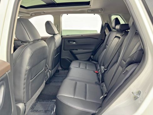 Used 2022 Nissan Rogue SV w/ SV Premium Package image 31