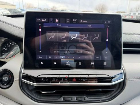 Used 2024 Jeep Compass Limited image 19