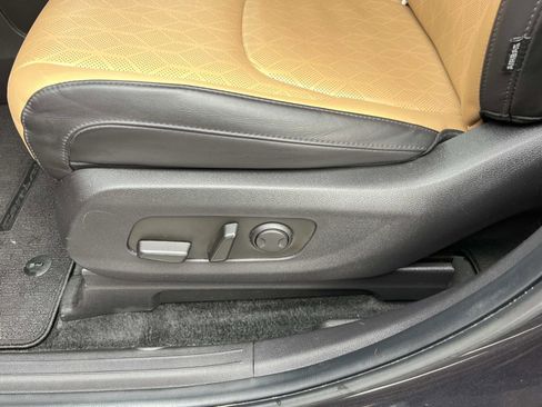 Certified 2024 Kia Carnival LX image 29