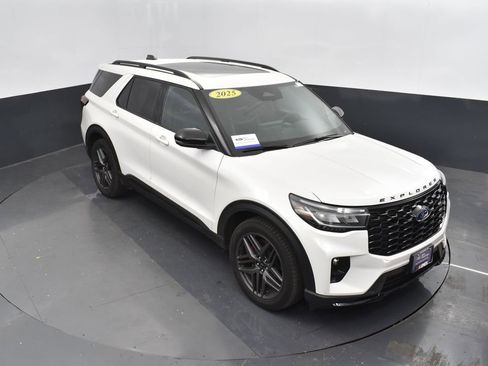 Certified 2025 Ford Explorer ST image 38