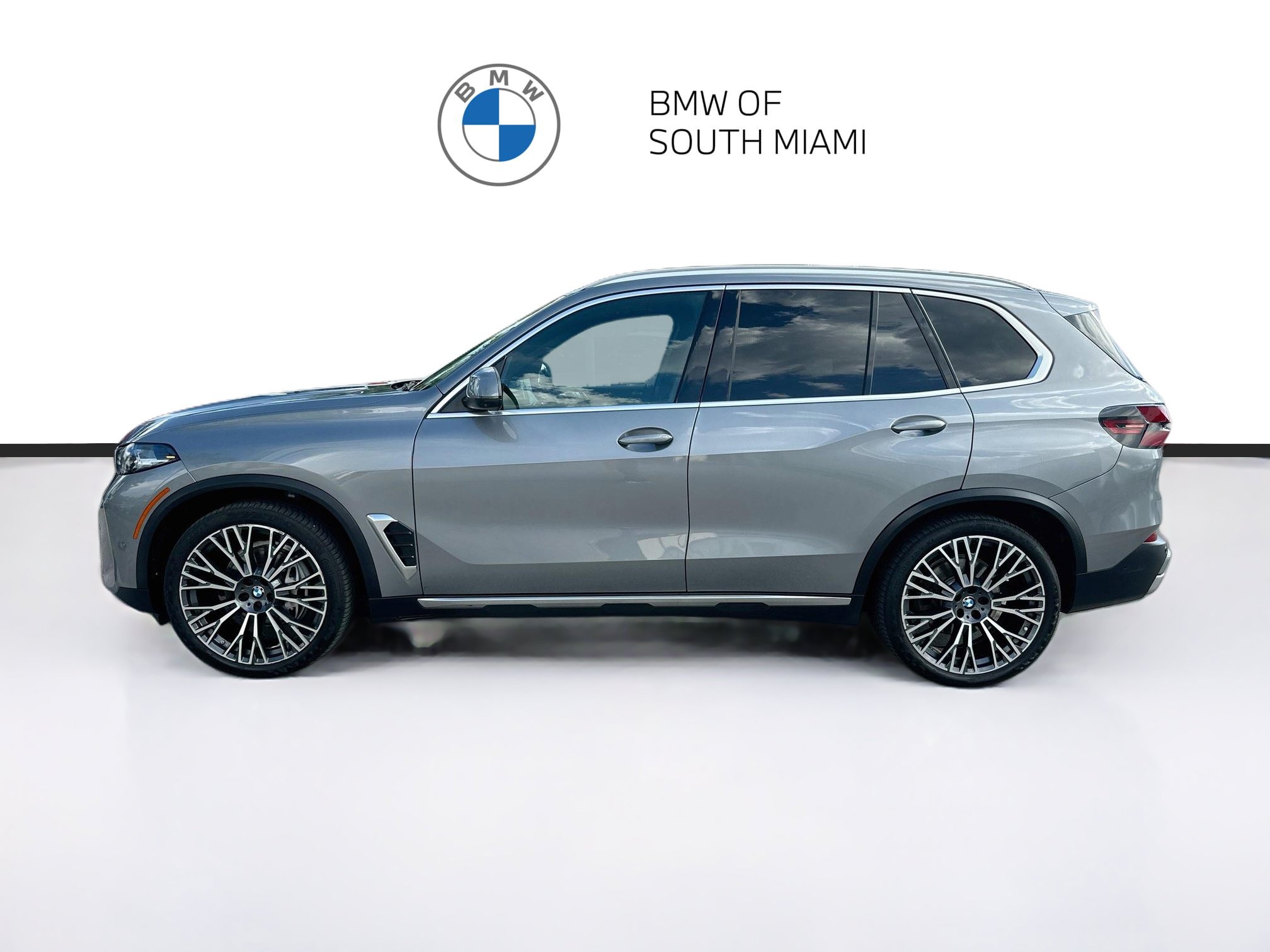 Certified 2024 BMW X5 xDrive40i w/ Parking Assistance Package AWD/4WD image 4