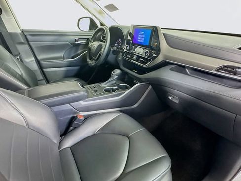 Used 2023 Toyota Highlander XLE AWD/4WD image 7