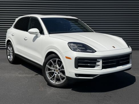 Used 2024 Porsche Cayenne AWD/4WD image 7