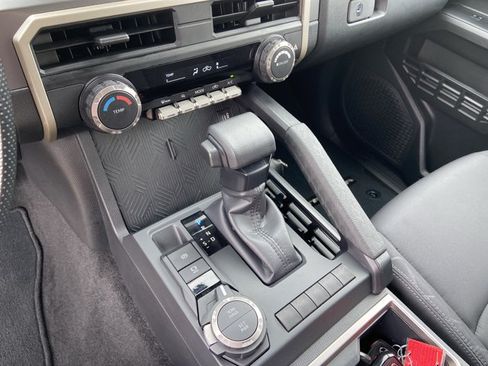 Used 2025 Toyota Tacoma SR5 AWD/4WD image 39