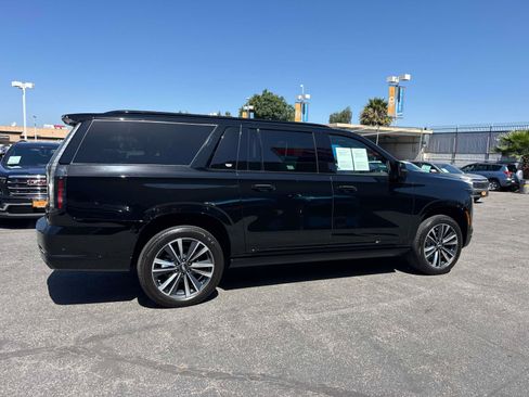 Used 2025 Cadillac Escalade ESV Sport AWD/4WD image 2