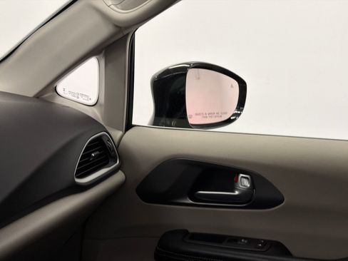 Used 2024 Chrysler Pacifica Touring-L FWD image 33