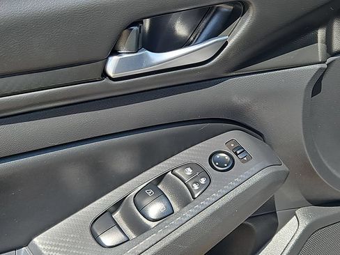 Used 2025 Nissan Altima 2.5 SV FWD image 13