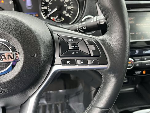 Used 2018 Nissan Rogue SV image 19