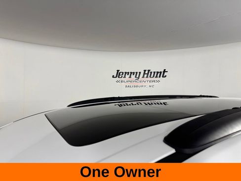 Used 2025 Chrysler Pacifica Limited FWD image 3
