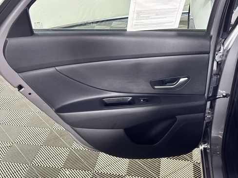 Used 2025 Hyundai Elantra Hybrid FWD image 18