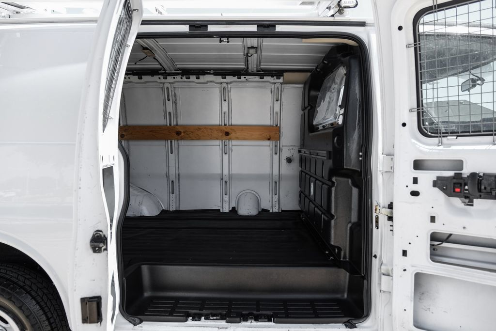 Used 2017 Chevrolet Express 2500 RWD image 33
