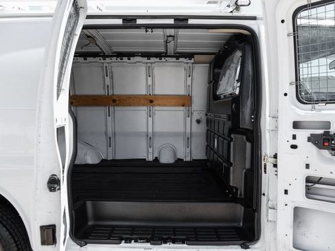 Used 2017 Chevrolet Express 2500 RWD image 33