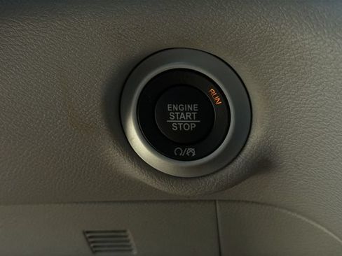 Used 2024 Chrysler Pacifica Touring-L FWD image 26