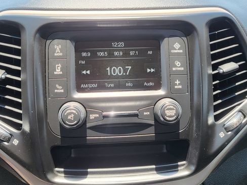 Used 2016 Jeep Cherokee Sport FWD image 31