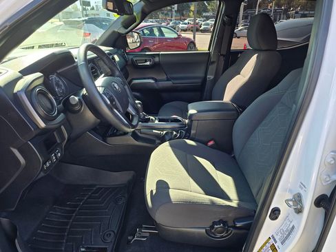 Used 2017 Toyota Tacoma TRD Sport w/ Tow Package (A/T) image 16