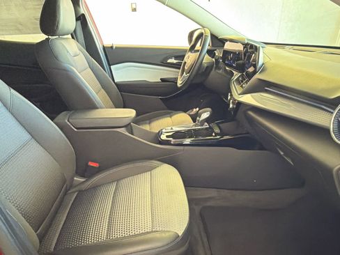 Used 2025 Chevrolet Trax LT w/ LT Convenience Package FWD image 25