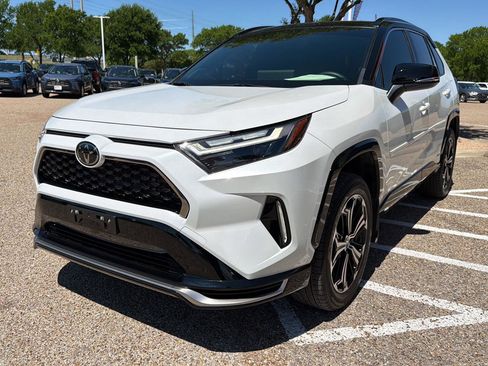 Used 2025 Toyota RAV4 XSE AWD/4WD image 9