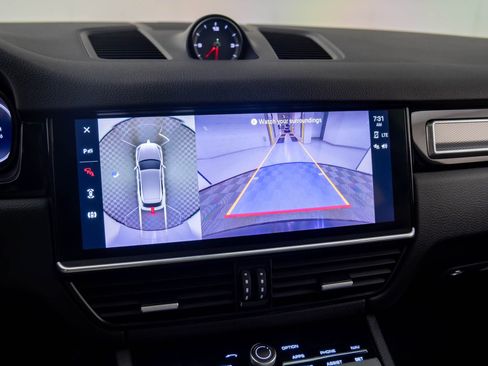 Used 2022 Porsche Cayenne Platinum Edition image 22