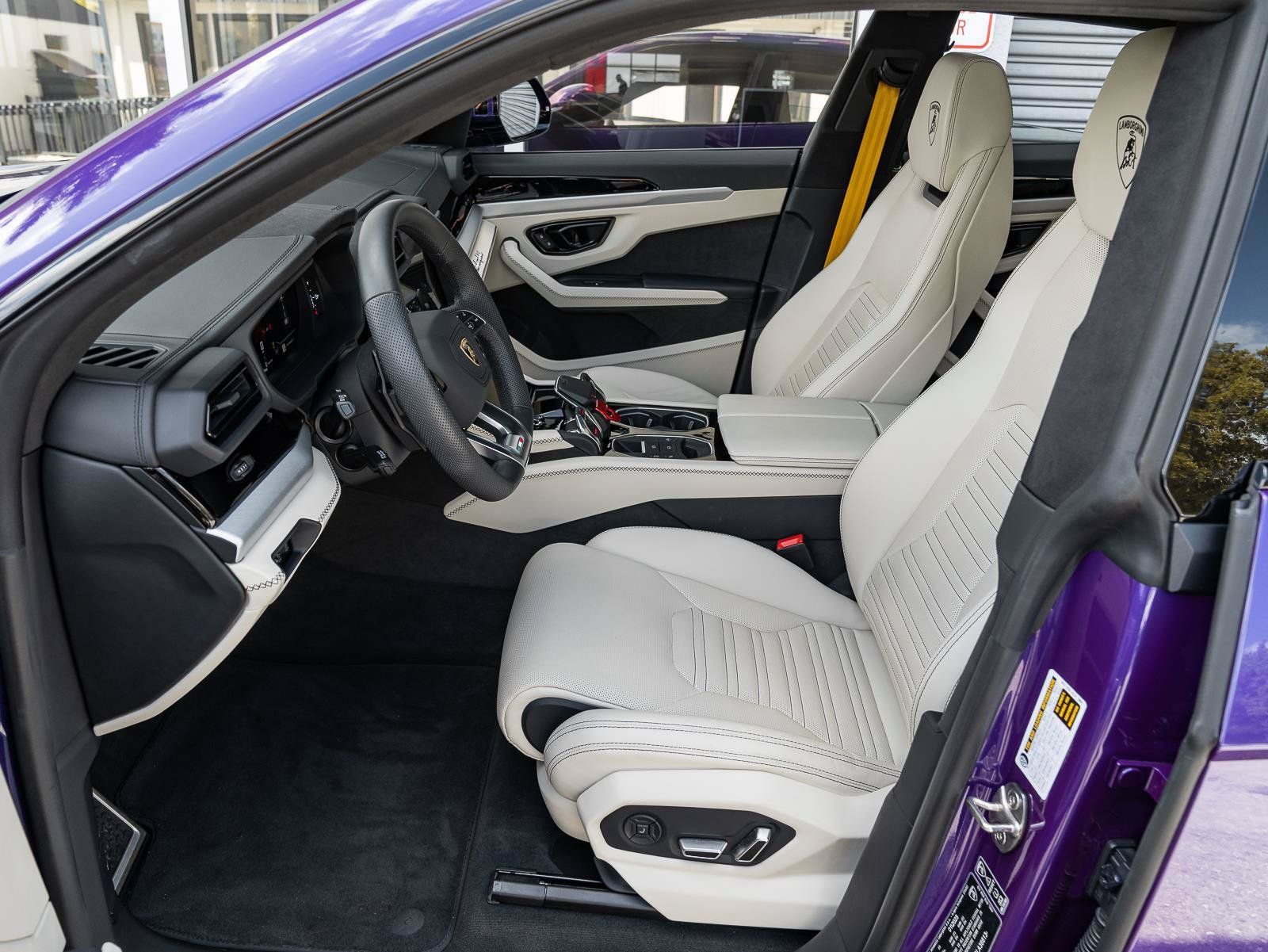 Used 2025 Lamborghini Urus SE AWD/4WD image 40