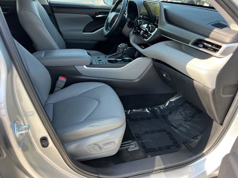 Used 2023 Toyota Highlander XLE FWD image 13