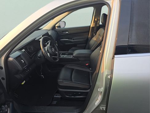 Used 2025 Nissan Pathfinder SL w/ Cargo Package FWD image 8