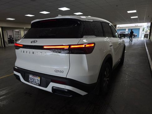 Certified 2025 INFINITI QX60 Pure image 3