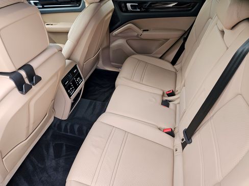 Certified 2023 Porsche Cayenne AWD/4WD image 28