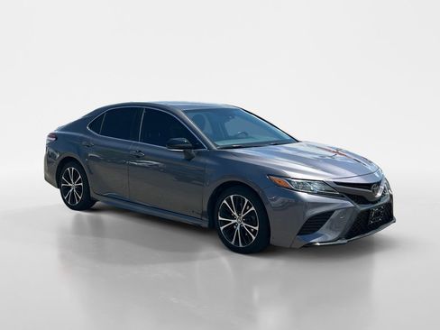 Used 2020 Toyota Camry SE w/ Convenience Package FWD image 9