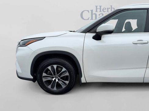Used 2021 Toyota Highlander XLE AWD/4WD image 19