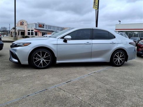 Used 2023 Toyota Camry SE image 2