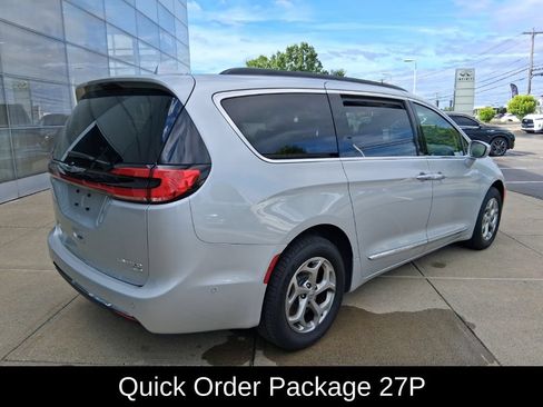 Used 2022 Chrysler Pacifica Limited AWD/4WD image 4