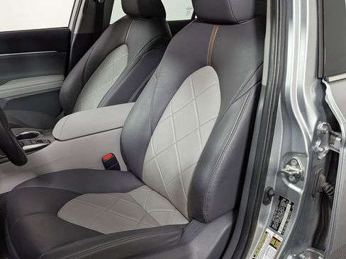 Used 2019 Toyota Camry XLE w/ Navigation Package image 17