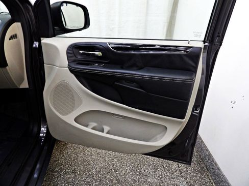 Used 2016 Dodge Grand Caravan SE FWD image 13