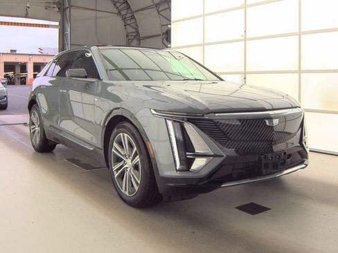 Used 2023 Cadillac Lyriq AWD image 3