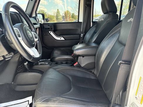 Used 2014 Jeep Wrangler Unlimited Sahara AWD/4WD image 13