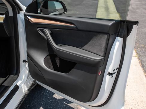 Used 2024 Tesla Model Y Long Range RWD image 17