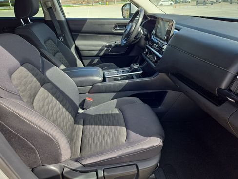 Used 2025 Nissan Pathfinder SV FWD image 31