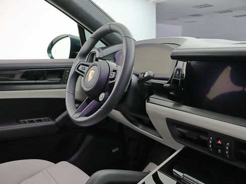 Used 2025 Porsche Cayenne GTS AWD/4WD image 30