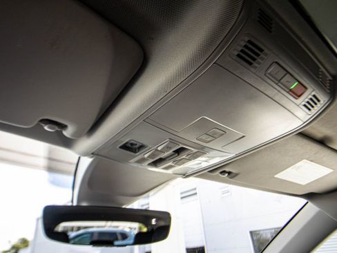 Used 2022 Volkswagen Tiguan SE w/ Panoramic Sunroof Package image 30