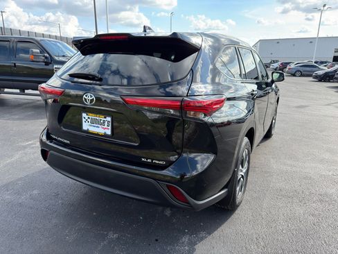 Used 2023 Toyota Highlander XLE image 6