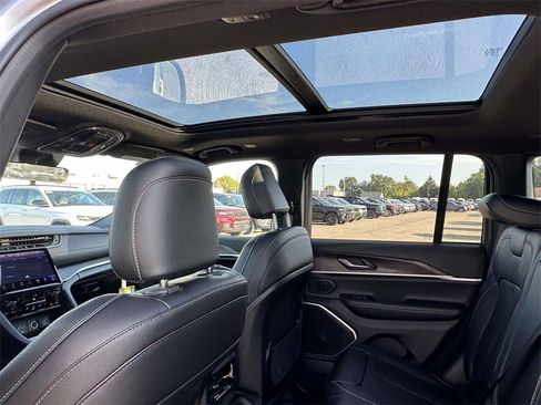 New 2025 Jeep Grand Cherokee Limited image 11