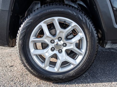Used 2018 Jeep Renegade Latitude w/ Cold Weather Group AWD/4WD image 7