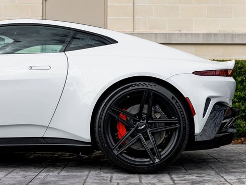 Used 2025 Aston Martin V8 Vantage Coupe image 38