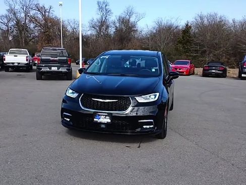 Used 2024 Chrysler Pacifica Touring-L image 3